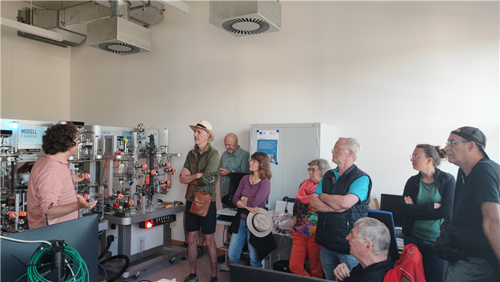 Besuch in der Modellfabrik der TH Bingen: Prof. Bernhard Seyfang erklärt aktuelle Forschungsansätze, © Malte Thomas