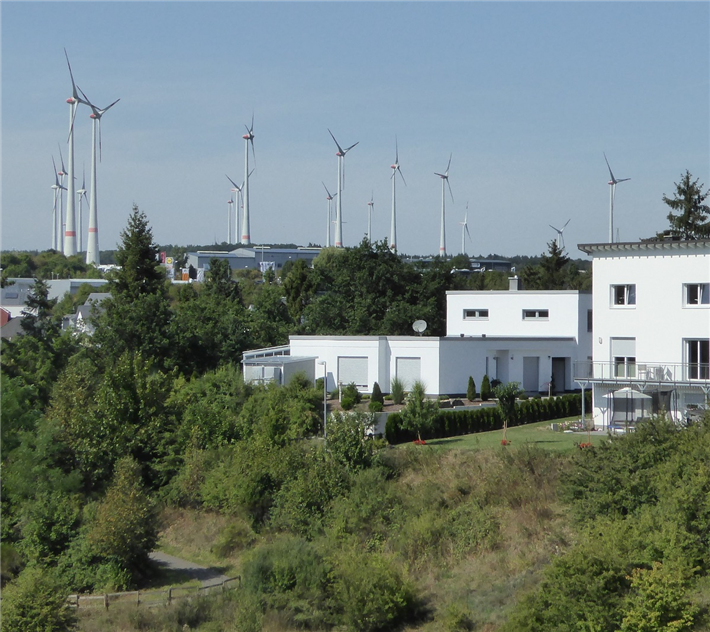 Windkraftanlagen bei Simmern im Rhein-Hunsrück-Kreis. Die Verbandsgemeinde Simmern-Rheinböllen gehört zu den rheinland-pfälzischen Kommune, die über einen Solidarpakt die Pachteinnahmen verteilen. © Bernatzki / Energieagentur Rheinland-Pfalz 