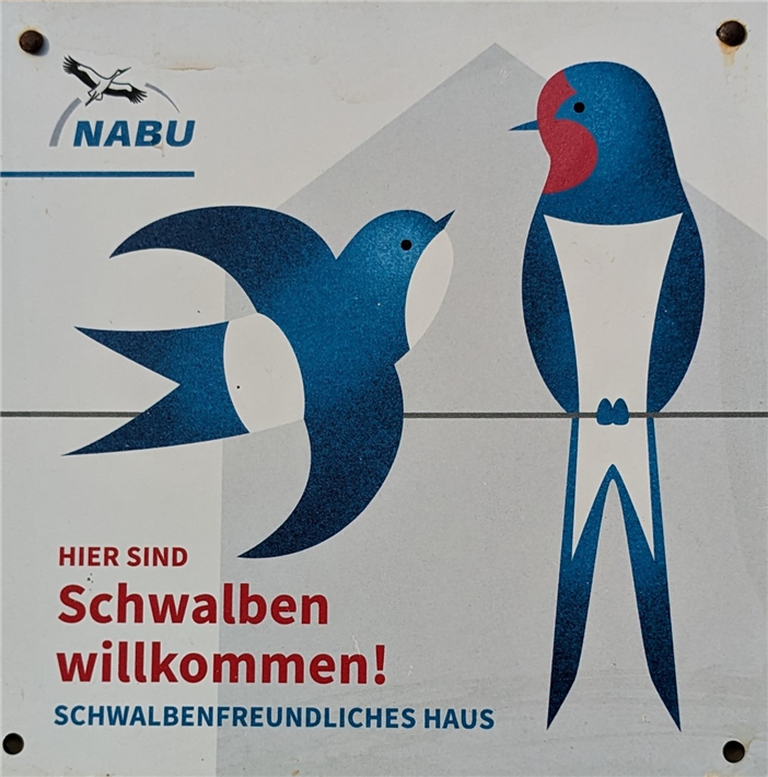 Eine solche Plakette hängt auch am Schiesheimer Rathaus. © Felix Schön