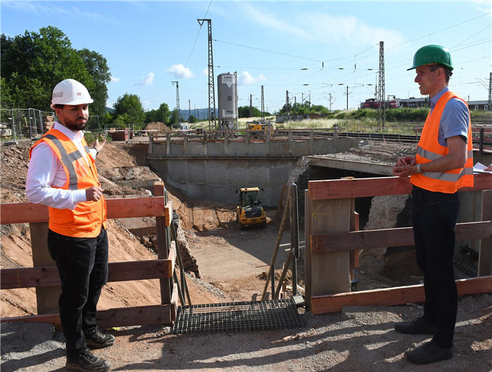 Baubesprechung an der Großbaustelle für den neuen Haltepunkt Hafenstraße in Trier: Agit Camuka, Projektleiter der DB Netz (links), mit unserem Interview-Partner Dr. Thilo Becker, Baudezernent der Stadt Trier. © Stadt Trier, Presseamt 