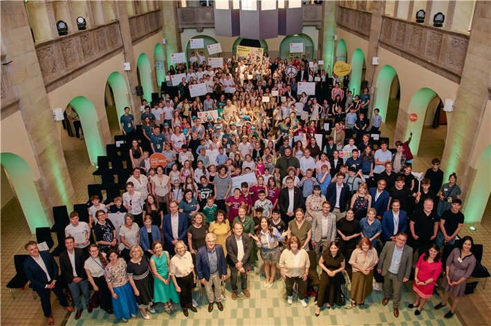 Gruppenfoto aller Gewinner*innen: Delegationen der Gewinnergruppen und -schulen des Schulwettbewerbs bei der Preisverleihung in Berlin. © Kolja Matzke