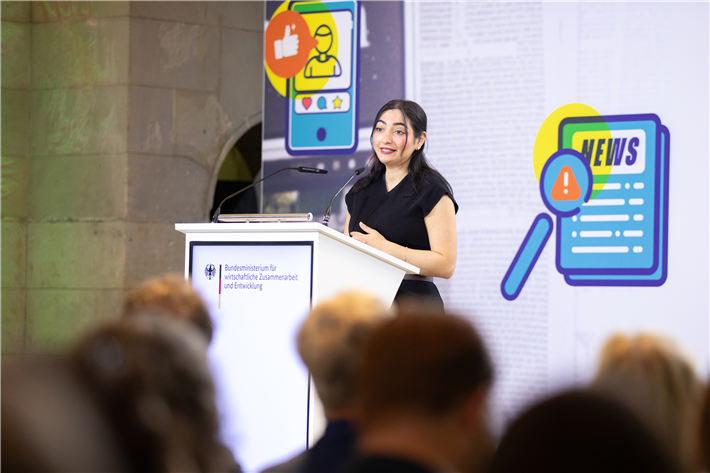 Reem Alabali Radovan, Bundesministerin für wirtschaftliche Zusammenarbeit und Entwicklung, lobte in ihrer Ansprache das Engagement der Gewinner*innen und motivierte, sich auch in Zukunft für die EINE WELT einzusetzen. &copy; Lena Lange