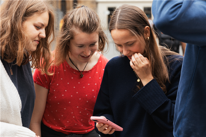 Das Chatspiel kann überall und jederzeit gespielt werden. &copy; planlos.in, Fotograf:Tony Miersba