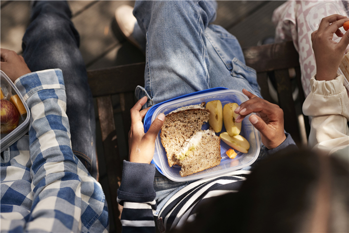 Nur mit einer ausgewogenen Ernährung in der gesamten Kindheit können junge Menschen ihr volles geistiges und körperliches Potenzial entfalten. &copy; Klaus Vedfelt/Getty Images