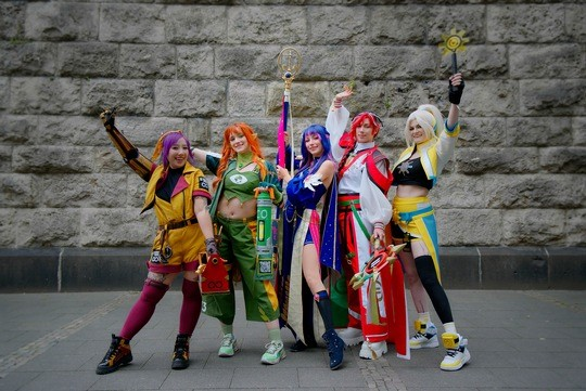 BittersweetCookie, Kodiak, Lacrima, N4RU und Tingilya verkörperten mit ihren selbst gestalteten Outfits jeweils eins der 17 Ziele für nachhaltige Entwicklung. &copy; Thorsten Gruna 