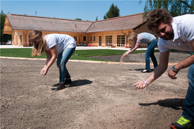 Das HiPP-Gartenschauteam legt am HiPP-Naturkinderhaus auf 350 qm Fläche eine Bühwiese an. © fotografie wunderlich, Heiko Wunderlich