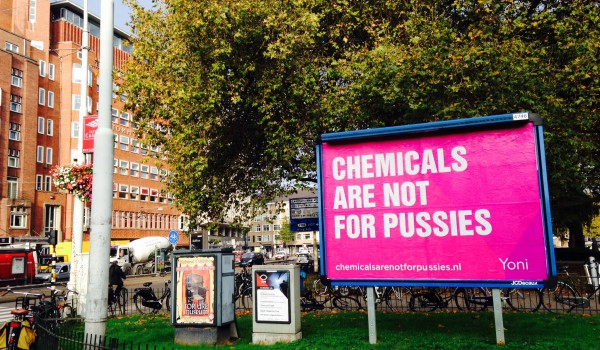 Das niederländische Start-Up Yoni bietet chemikalienfreie Tampons an. Beworben wurde die Crowdfunding-Kampagne mit dem Claim „Chemicals are not for Pussies.' 