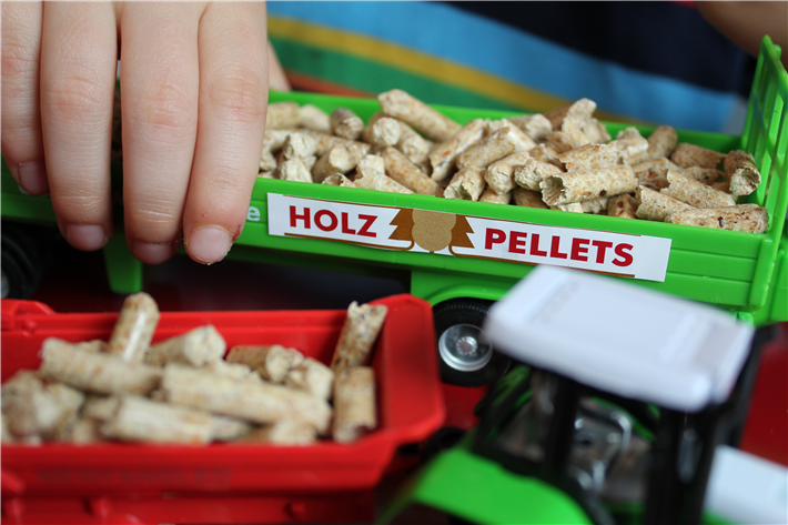 Heizen mit Pellets ist eine rundum saubere Sache. Das macht sie auch als Spielmaterial begehrt. © PEFC