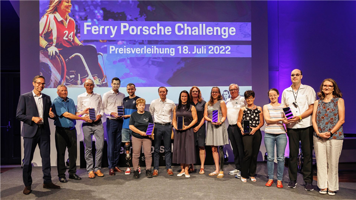 Sebastian Rudolph, Vorstandsvorsitzender der Ferry-Porsche-Stiftung, l, Yvonne A. Engel-Schwarz, Vorstand Ferry-Porsche-Stiftung, r, Ferry Porsche Challenge, Preisverleihung, 2022 © Ferry-Porsche-Stiftung