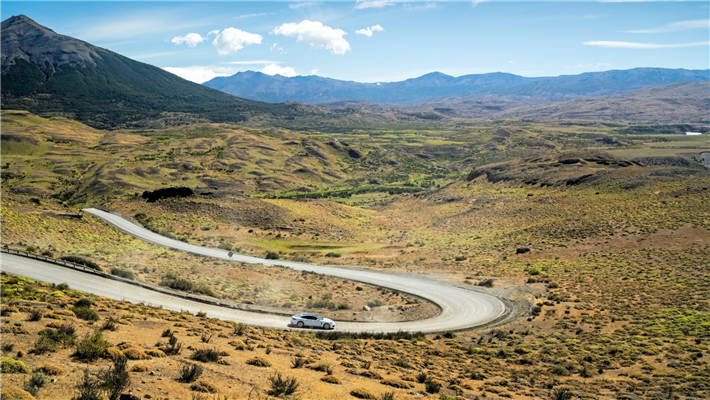 Chile, 2023, Porsche AG Fast unablässig weht der Wind über die karge Landschaft im Süden Chiles. Die regenerative Energie, die daraus gewonnen wird, wird für die Herstellung synthetischer Kraftstoffe genutzt. © Porsche