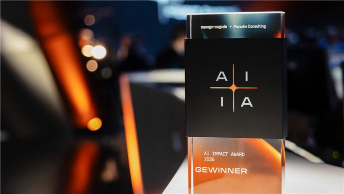 Gewinner-Trophäe des AI Impact Awards, 2026, Porsche Consulting