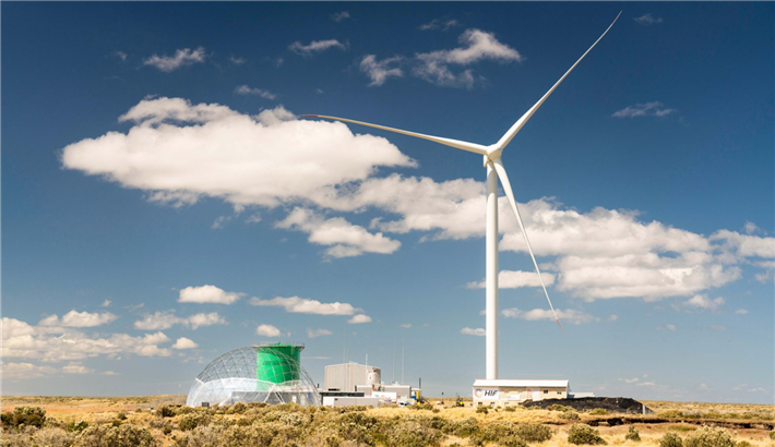 Planta Haru Oni: Gewinnung von synthetischem Benzin mit regenerativer Windenergie. eFuels-Pilotanlage Haru Oni, Punta Arenas, Chile, 2023, Porsche AG