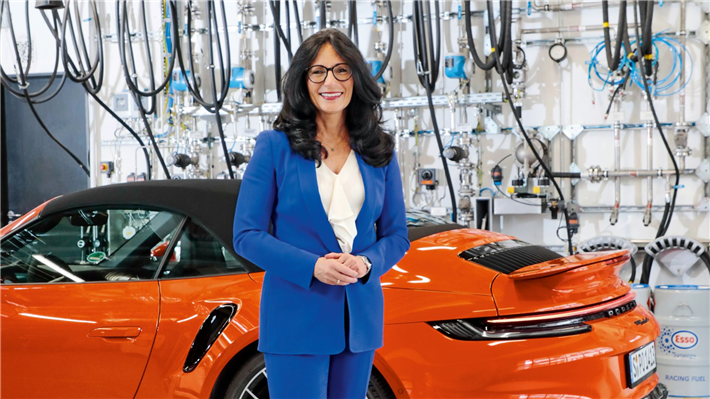 Barbara Frenkel, Mitglied des Vorstandes, Beschaffung, 2023, Porsche AG 911 Turbo S Cabriolet: Kraftstoffverbrauch* kombiniert (WLTP) 12,5 – 12,1 l/100 km, CO?-Emissionen* kombiniert (WLTP) 284 – 275 g/km