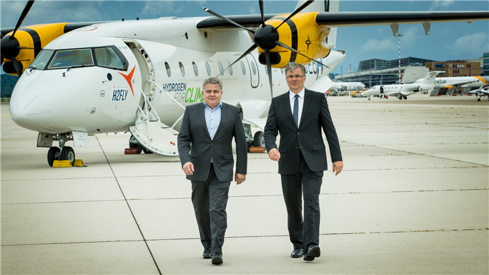 Martin Nüsseler, CTO der Deutschen Aircraft (links), und Dr. Josef Kallo, Co-CEO von H2Fly entwickeln die Wasserstoff-Brennstoffzellentechnologie für Regionalflugzeuge. Die erste umgebaute Dornier 328 soll 2025 starten. © STR Airport/H2Fly