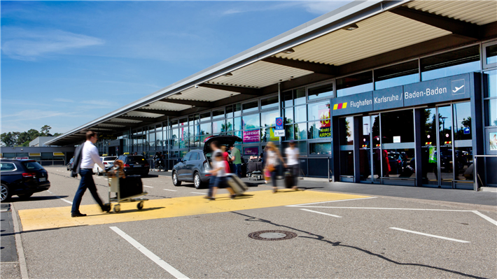 Der süddeutsche Flughafen Karlsruhe/Baden-Baden liegt an der Grenze zu Frankreich inmitten eines großen Gewerbegebietes. Betrieben wird der Airport von einer Tochtergesellschaft des Stuttgarter Flughafens. © Baden-Airpark GmbH