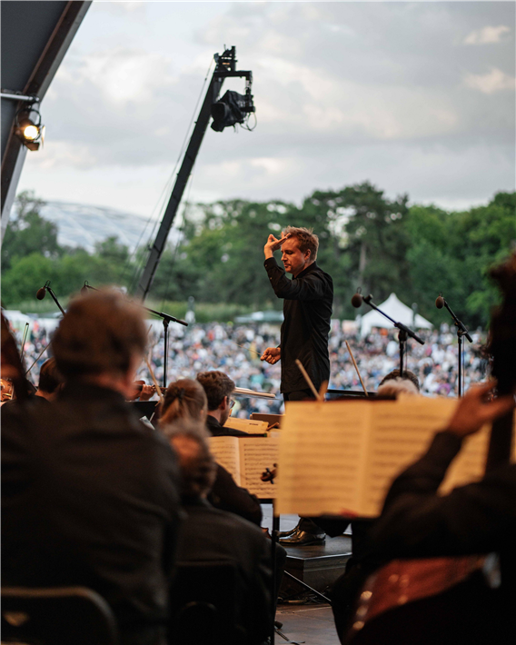 Dirigent Vasily Petrenko mit dem Gewandhausorchester bei Klassik airleben 2026 im Leipziger Rosental. &copy; Porsche AG