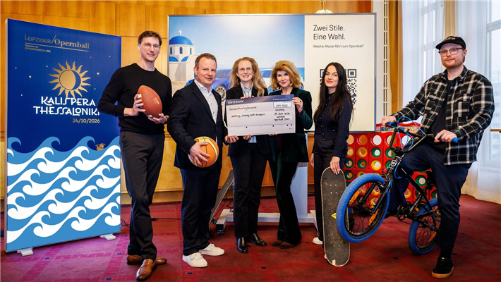 v.l.n.r. R&eacute;my Fichet, Gerd Rupp, Dr. Claudia Nerius, Vivian Honert-Boddin, Maxi Fenger und Lorenz Zentgraf bei der Scheckübergabe. &copy; 2026, Porsche AG