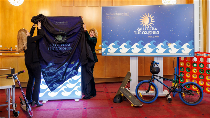 Dr. Claudia Nerius, Vorsitzende der Stiftung 'Leipzig hilft Kindern', Vivian Honert-Boddin, Geschäftsführerin der Opernball Leipzig Production GmbH (l-r), Leipziger Opernball, Scheckübergabe &copy; 2026, Porsche AG