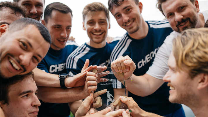 Betriebssportgruppe von Check 24, Die diesjährigen Gewinner, Leipziger Rasen Cup, 2025 © Porsche AG