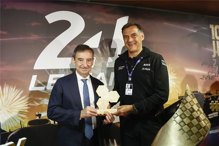  Sustainable Endurance Award, Le Mans 2023: Pierre Fillon (ACO Präsident), Michael Steiner (Mitglied des Vorstandes, Forschung und Entwicklung) (l-r) © Porsche AG
