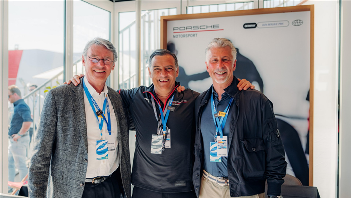 Prof. Dr. Friedhelm Beyersdorf, Gründer Kinderherzen retten e.V.; Dr. Michael Steiner, Vorstandsmitglied für Forschung und Entwicklung, Porsche AG; Prof. Dr. Jürgen Hermann Dolderer, Vorstandsmitglied Interplast Germany e.V. (l-r), Racing for Charity, 2026 &copy; Porsche AG