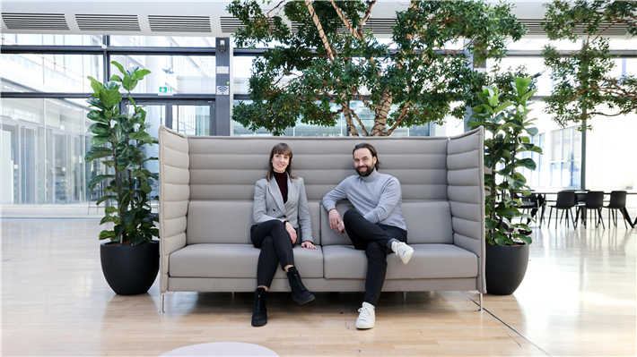 Janina Pfleiderer-Stellbogen, Tobias Cavaleri, Projektleiter Vertriebsstrategie mit Fokus auf Nachhaltigkeit, 2025 © Porsche AG