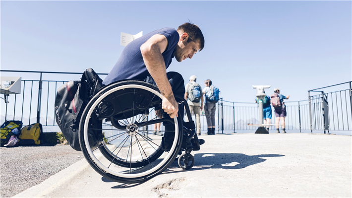 Wege, die aufgrund der Steigung für Rollstuhlfahrer nicht allein befahrbar sind, werden gekennzeichnet.„Join the Porsche Ride