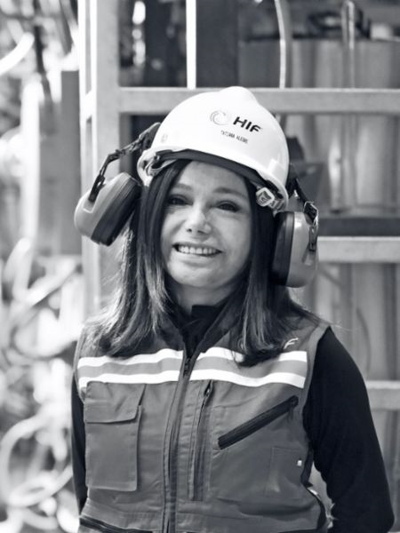 Tatiana Alegre: Die Geschäftsführerin von HIF Chile (Highly Innovative Fuels) forscht auf ihrer wissenschaft­lichen Entdeckungsreise an der Mobilität der Zukunft. © Mark Fagelson, Damian Blakemore