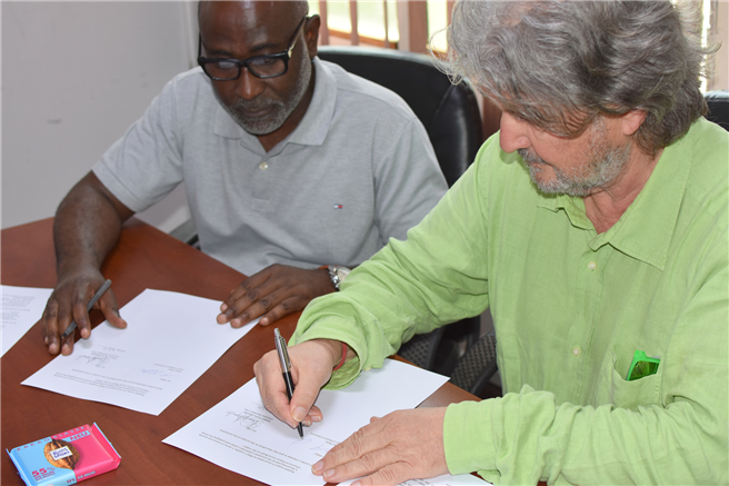 Alfred T. Ritter unterzeichnet gemeinsam mit Eliseus Opoku-Boamahmit, dem Vorsitzenden der Cocoa Abrabopa Association, in Ghana ein Memorandum of Understanding. © Ritter Sport