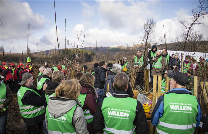 Weitere Eindrücke von der Baumpflanzaktion 'Wir pflanzen für das Klima' der Waldschutzorganisation PEFC. © PEFC Deutschland/sabrinity