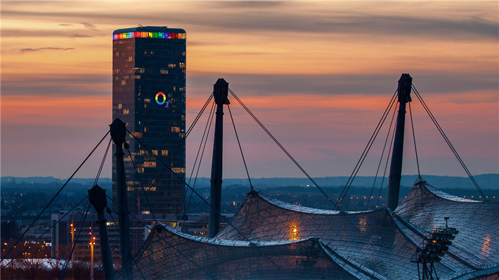 Ab 21 Uhr wird die 37. Etage des O2 Towers, dem mit 146 Metern höchsten Gebäudes in München, von allen Seiten in Regenbogenfarben erstrahlen. Illustration Telefónica Deutschland, Credits: Fernanda Vilela