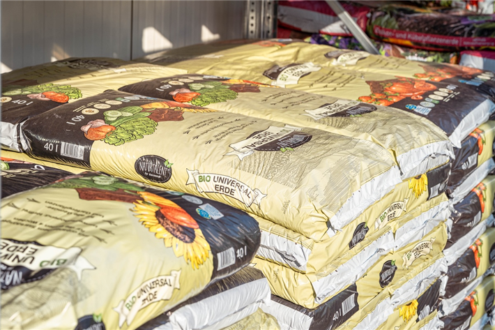 Mit der vollständigen Umstellung auf torffreie Erden setzt toom ein klares Zeichen für mehr Nachhaltigkeit im Gartenbau und treibt den Moorschutz weiter voran. © toom 