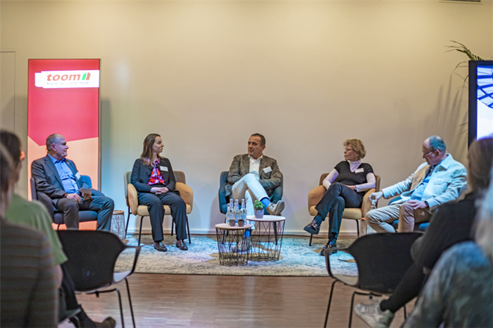 Vielfältige Perspektiven auf die Kreislaufwirtschaft: Die Paneldiskussion zeigte, wie wertvoll unterschiedliche Ansätze für die Praxis sind. © toom Baumarkt 