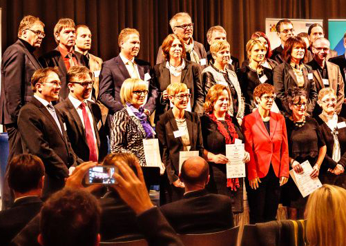 Ministerpräsidentin Annegret Kramp-Karrenbauer zeichnet die Teilnehmer des Exzellenz-Programms 2014 aus. (Bild: Verantwortungspartner Saarland e.V.)