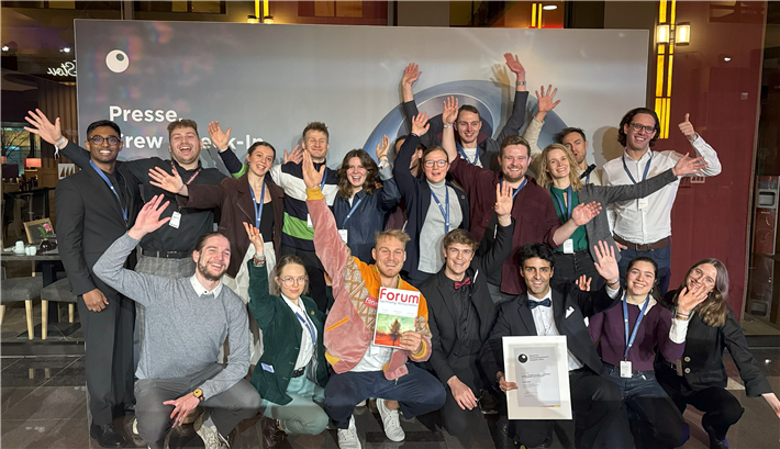 Energiegeladenes Community Meetup von YOUNG forum beim Deutschen Nachhaltigkeitspreis 2024 © Julian Schmidt