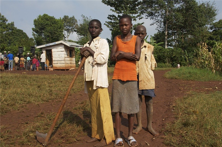 Viele afrikanische Kinder müssen in der Landwirtschaft mitarbeiten, hier in Uganda. © jmalstrom, pixabay.com