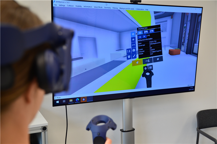 Virtual-Reality-Brillen ermöglichen den Nutzer*innen, sich durch ein digitales Gebäudemodell zu bewegen und dort zu erfassen, welche Wertstoffe im Gebäude verbaut worden sind. © FH Münster/Frederik Tebbe