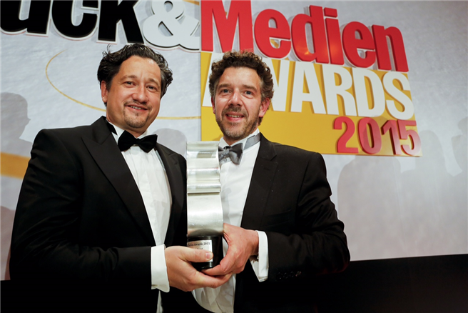 Prokurist Thomas Fleckenstein und Inhaber Ralf Lokay mit der Preistrophäe der Druck & Medien-Awards 2015 Credits Foto: druckawards.de