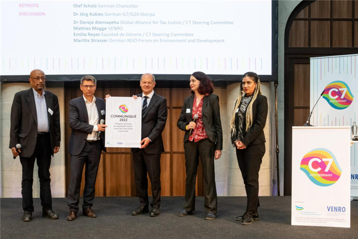 Übergabe des Communiqués an Bundeskanzler Olaf Scholz (v.l.n.r.): Dereje Alemayehu, (Global Alliance for Tax Justice); Mathias Mogge (Venro); Bundeskanzler Olaf Scholz; Maritta Strasser (Forum Umwelt und Entwicklung); Emilia Reyes (Equidad de Género, Mexiko) © Jan Kulke/Civil7