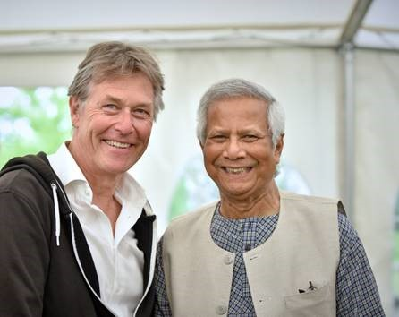 Keinen Schritt zurück fordert Friedensnobelpreisträger Prof. Yunus in der Corona-Krise mit Unterstützung von forum-Chefredakteur Fritz Lietsch. © Lietsch