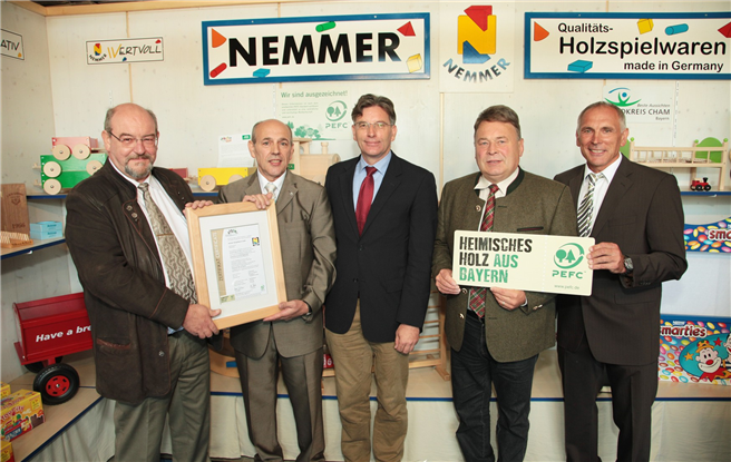 Auditor Horst Gleißner (HW-Zert GmbH, l.) übergibt das PEFC-Regionallabelzertifikat an Rudolf Nemmer, Geschäftsführer der Nemmer Holzspielwaren GmbH, 2.v.l. Mit im Bild: Prof. Dr. Andreas W. Bitter, Vorsitzender von PEFC Deutschland (m.), Staatsminister Helmut Brunner (2.v.r.) und Georg Nemmer (r.). © PEFC Deutschland