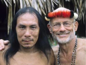 Mit spektakulären Aktionen kämpft Rüdiger Nehberg für die Menschenrechte. Im Einbaum überquerte er den Atlantik, um auf die Bedrohung der Amazonas-Indianer hinzuweisen. Foto: © TARGET-Nehberg 