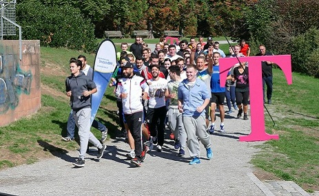 Nachwuchskräfte und Mitarbeiter der Telekom laufen um zu helfen. © Deutsche Telekom AG