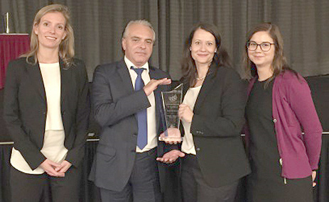 Sie nahmen den 'Award of Excellence' entgegen (v.l.n.r.): Ulrike Cocchiara-Schuld, Head of Procurement Excellence Strategy & CR, Antonio da Luz-Veloso, Senior Expert Sustainable Supply Chain Management, Melanie Kubin, VP Procurement Excellence & Vendor Management, Nadine Schwertner, Procurement Excellence Manager. © Deutsche Telekom AG