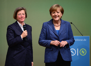 Marlehn Thieme, Vorsitzende des Rats für Nachhaltige Entwicklung, dankt der Bundeskanzlerin Angela Merkel für ihre Rede bei der 14. Jahreskonferenz 'verstehen - vermitteln - verändern' © Rat für Nachhaltige Entwicklung 