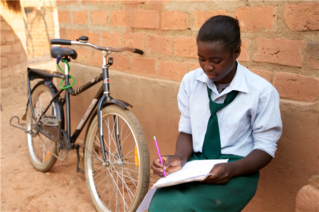 Mit der Spendenaktion '100 Jahre - 100 Schulen' widmet sich ZF in seinem Jubiläumsjahr dem Auf- und Ausbau von 100 Bildungsstätten in Armutsregionen weltweit. Zugleich werden Kindern aus 100 afrikanischen Dörfern Fahrräder für einen schnelleren und mühelosen Schulweg erhalten. Bilder: ZF