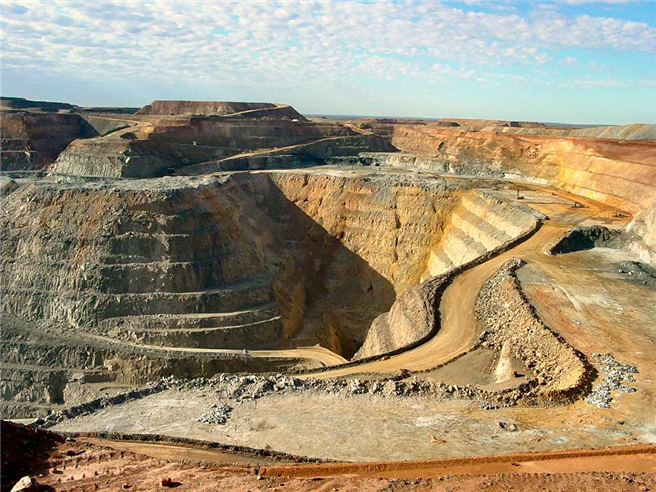 Goldbergbau: Neben sozialen Standards geraten Umweltaspekte immer mehr in den Fokus. Die Super Pit Goldmine in Australien Foto: Brian Voon Yee Yap, Wikipedia.org