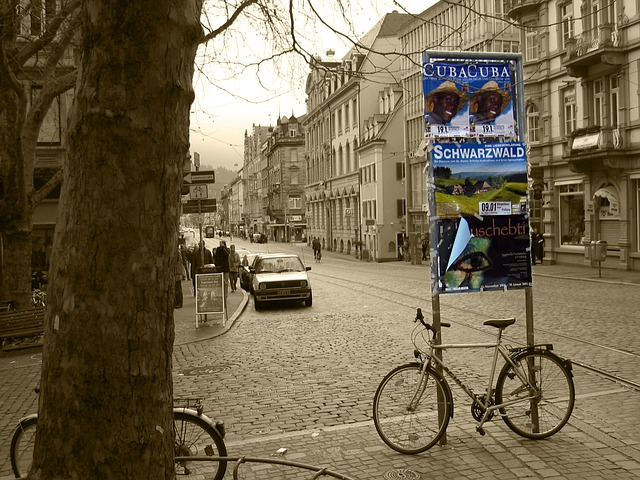 Die Kombination aus solidem Fahrradständer und Werbefläche - eine Win-win-Situation in der Stadt. Hier die Wildwuchs-Version. Foto: geralt. pixabay