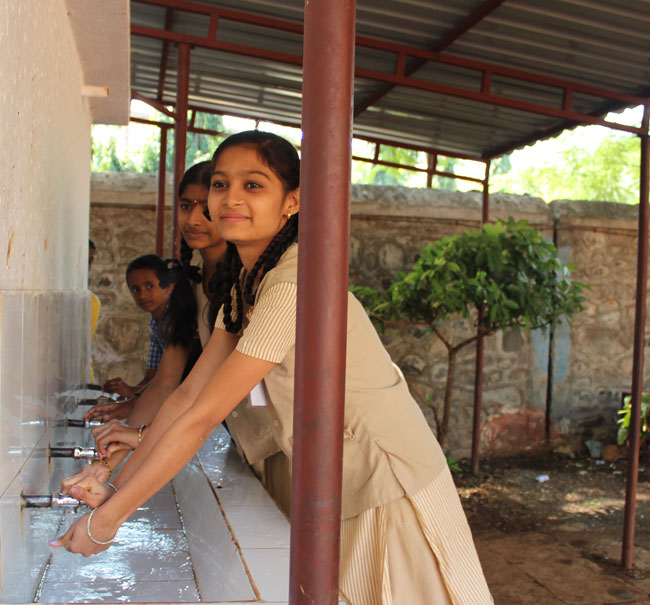 In 16 Projektschulen erhalten bereits 5.000 Kinder Zugang zu sauberem Trinkwasser und zu intakten Sanitäranlagen. Zudem gibt es Schulungen zum Thema Wasser und Hygiene sowie zur Nutzung von sanitären Einrichtungen. Foto: NORMA Group