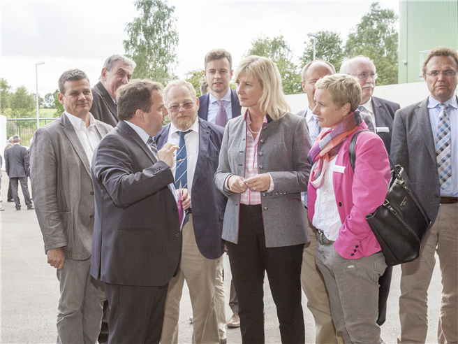 Prominenter Rundgang: Gemeinsam mit der Bayerischen Staatsministerin für Umwelt und Verbraucherschutz, Ulrike Scharf (Mitte), ließen sich zahlreiche Vertreter der lokalen und überregionalen Politik während Führungen durch die neue Bioabfallvergärungsanlage deren Funktion und Wirkungsgrade näher erläutern. © REHAU